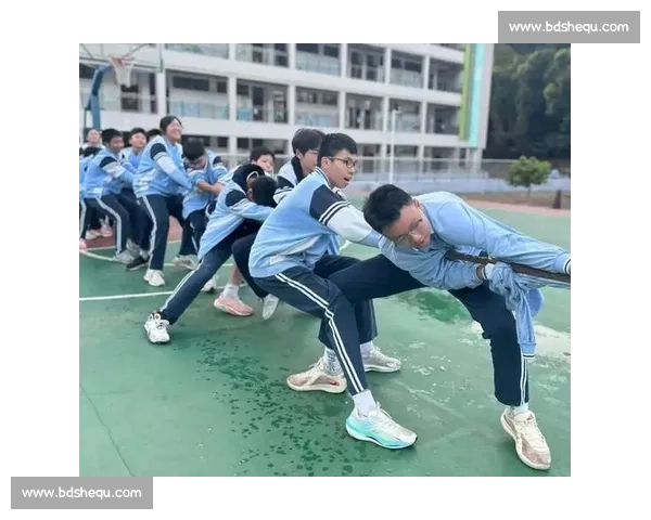 拔河比赛激烈角逐队员奋力拼搏展现团队力量与坚韧精神 拔河比赛激烈角逐队员奋力拼搏展现团队力量与坚韧精神