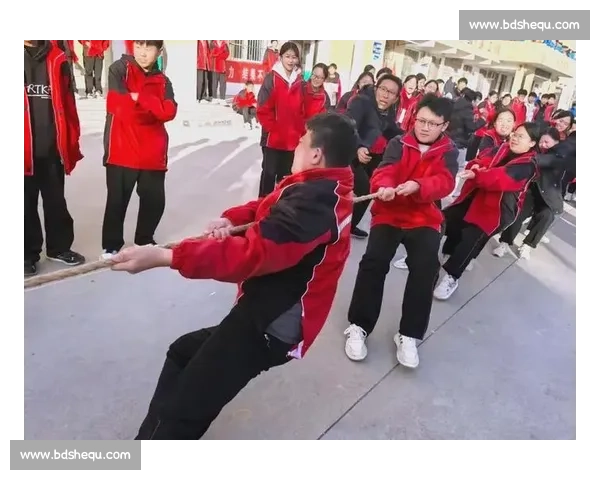 拔河比赛激烈对抗展现团结力量与合作精神的精彩瞬间